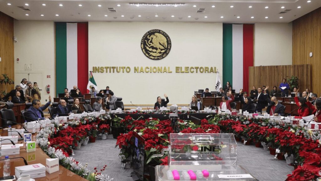 Consejeros del INE en sesión del Consejo General