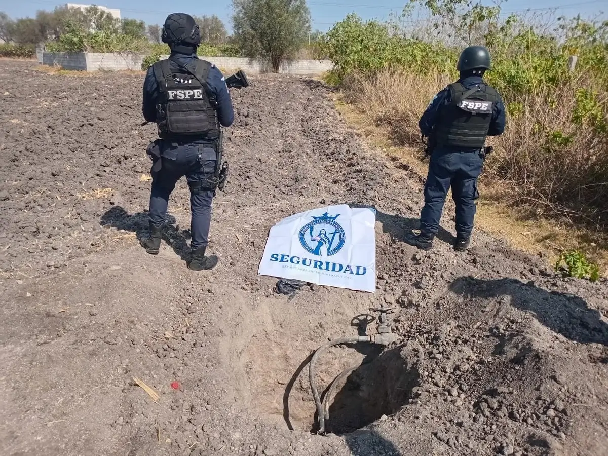 Elementos de seguridad resguardan tinacos con combustible ilegal en Celaya