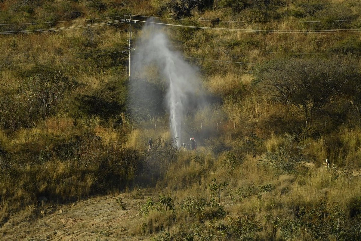 Reanudan trabajos tras fuga de combustible en ducto de Pemex en Jalisco