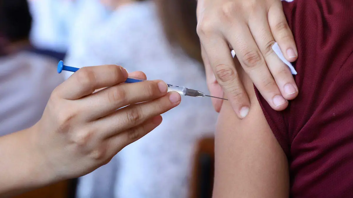 Aplicación de vacuna contra influenza tras confirmarse caso de H3N2 subclado K en México