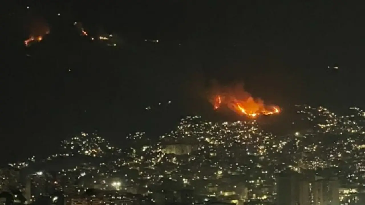 Vista nocturna de incendios en zona urbana de Venezuela tras bombardeo de Estados Unidos
