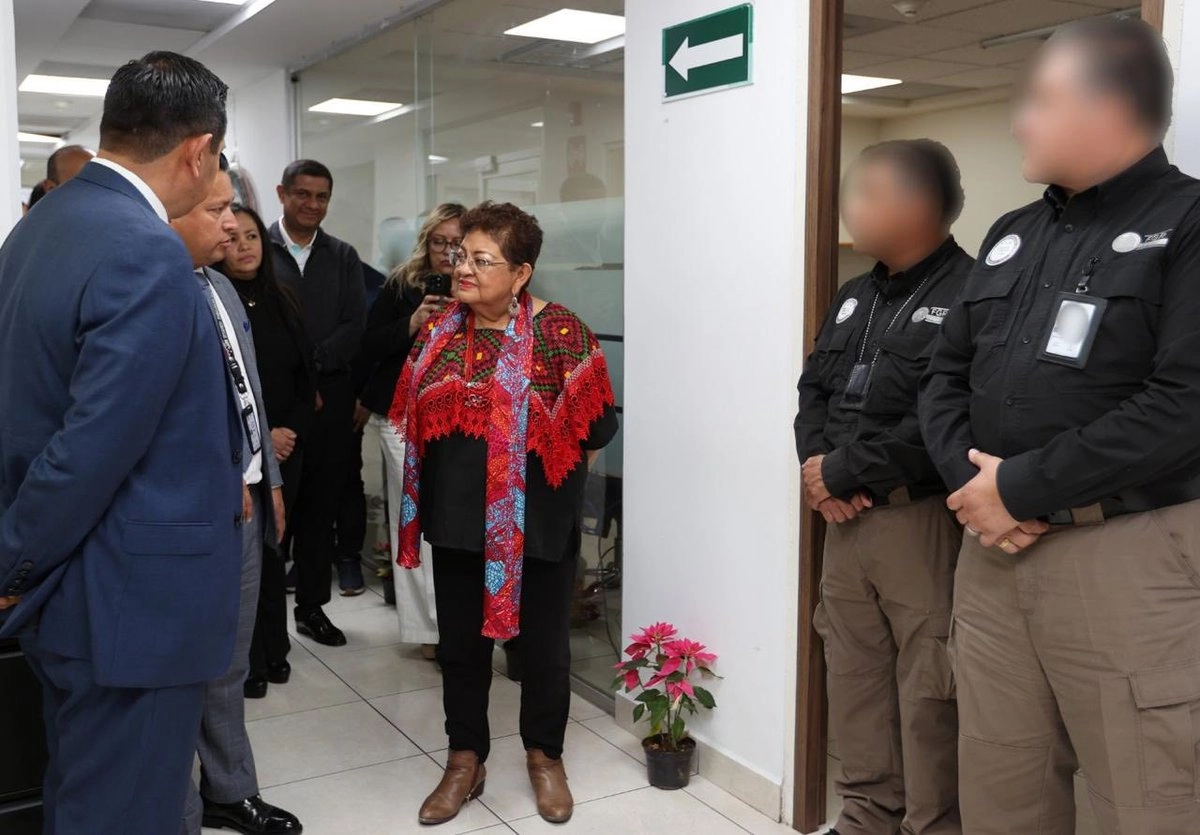 Ernestina Godoy durante recorrido por instalaciones de la FGR en Morelos