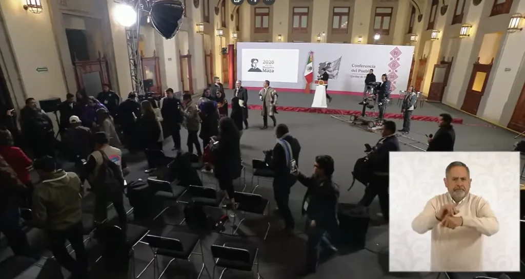 Claudia Sheinbaum evacúa el Salón Tesorería tras sismo de 6.5 en la Ciudad de México