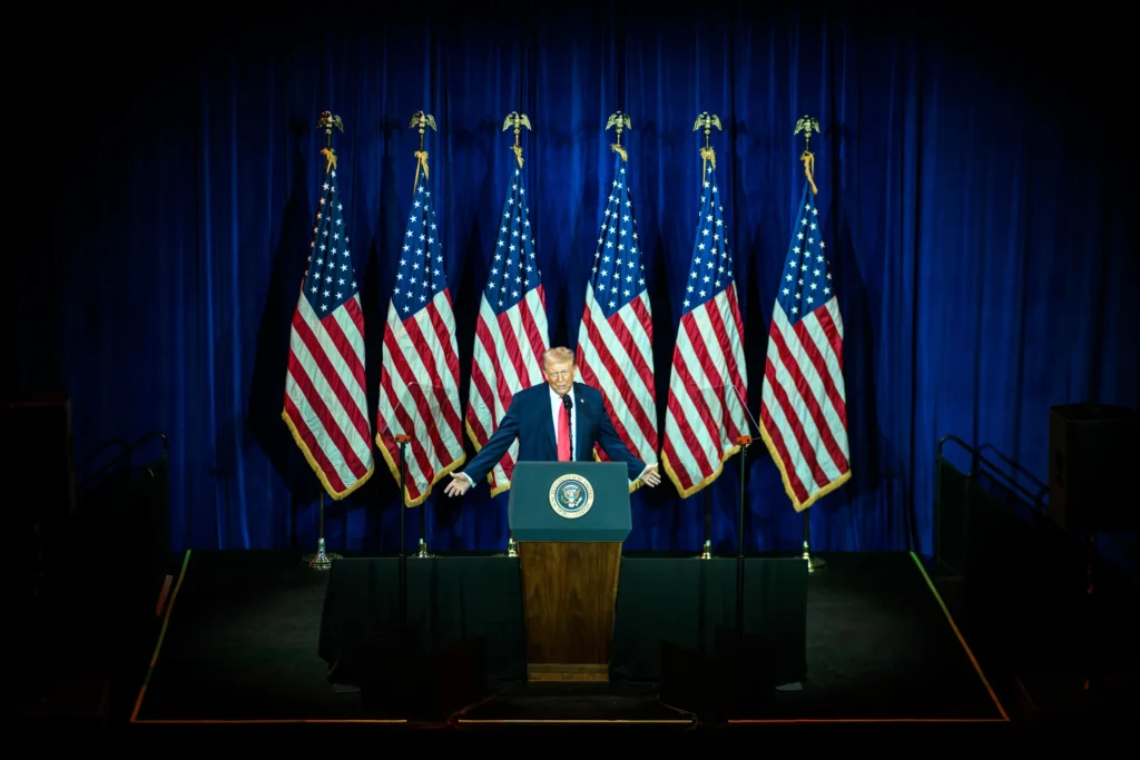 Trump anuncia ofensiva terrestre contra cárteles y sostiene que controlan México