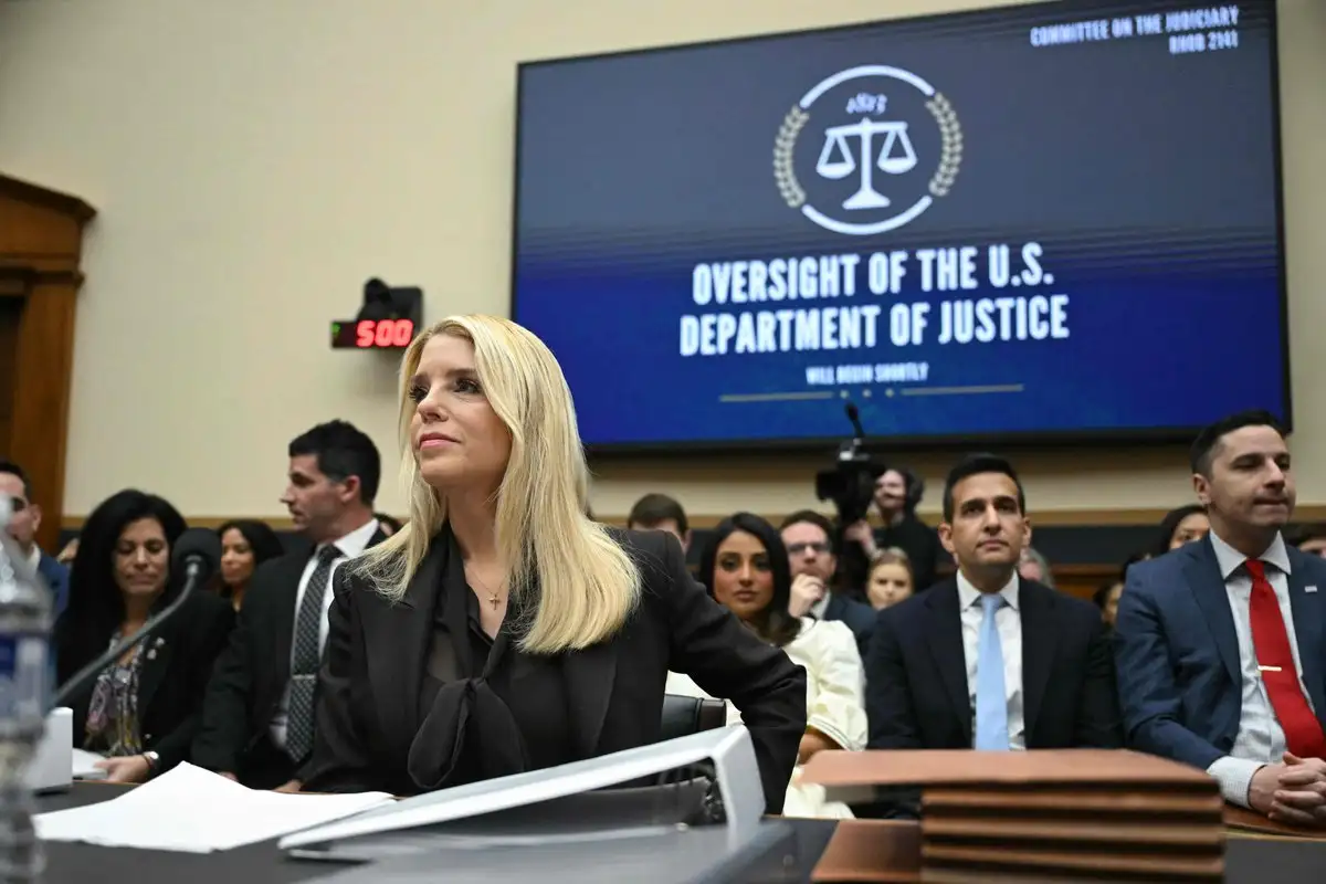Pam Bondi durante audiencia del Comité Judicial de la Cámara de Representantes sobre supervisión del Departamento de Justicia en el Capitolio.