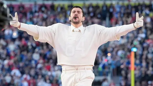 Bad Bunny durante su histórica presentación en el show de medio tiempo del Super Bowl interpretando en español frente a miles de espectadores