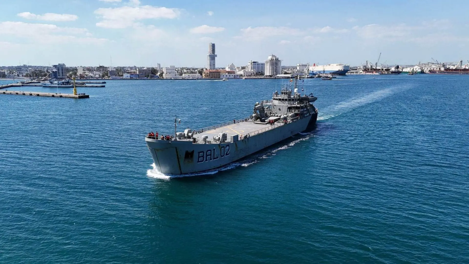 Buque ARM Libertador BAL-02 de la Armada de México arribando a la Bahía de La Habana con ayuda humanitaria para Cuba en febrero de 2026.