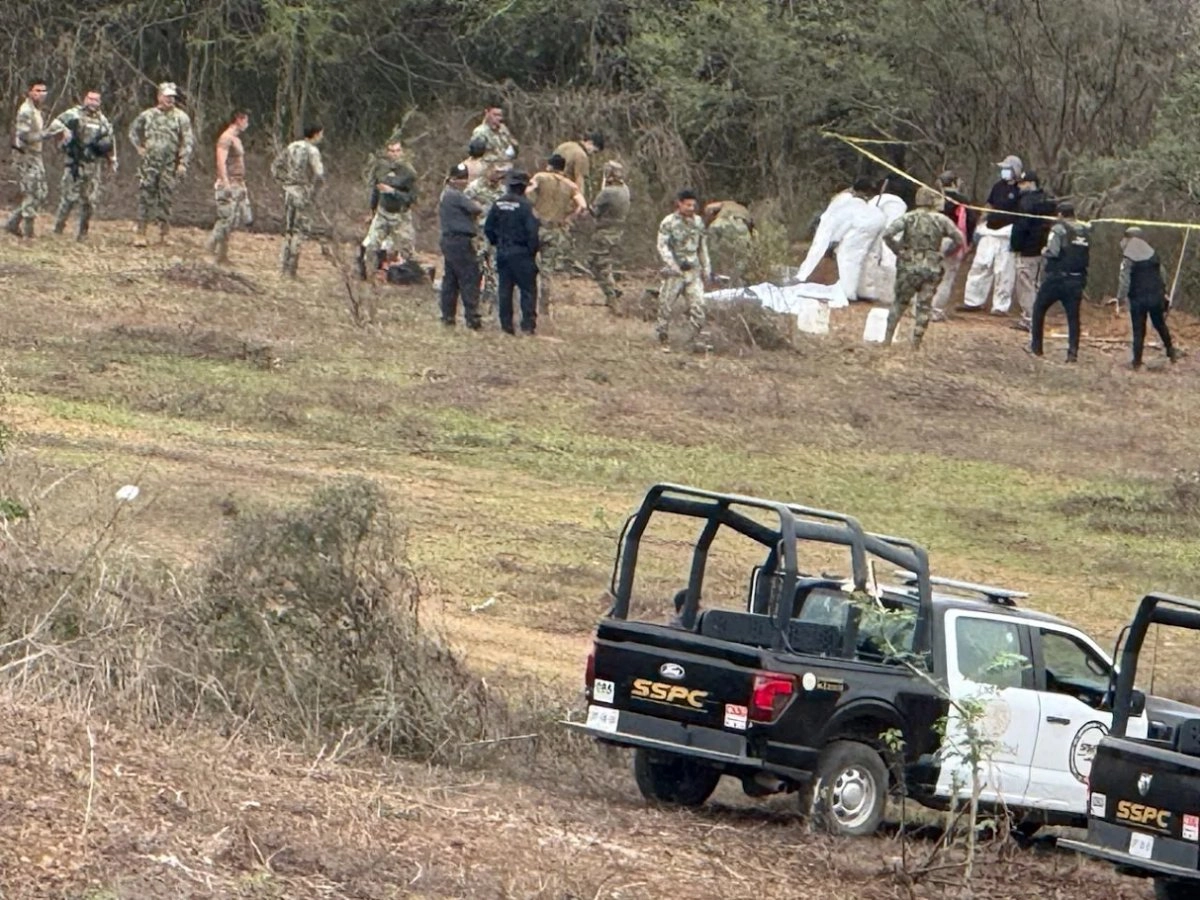 Personal de fuerzas federales y peritos realizan labores de búsqueda en zona de fosa clandestina en el poblado El Verde, Concordia, Sinaloa.