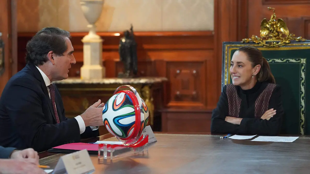 Dos personas en una mesa de reunión.