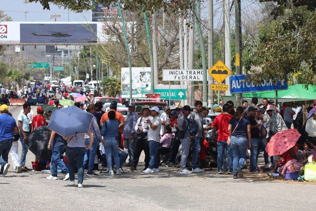 Protestantes en medio de calle en Chiapas.