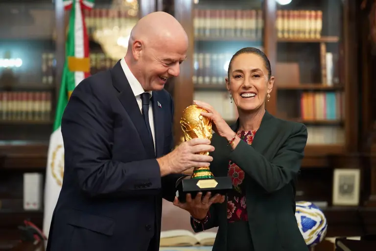 Gianni Infantino y Claudia Sheinbaum sosteniendo un trofeo.