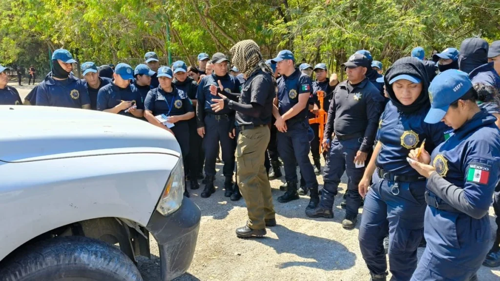 Elementos de la policía estatal y municipal de Chiapas reciben capacitación durante evaluación operativa en 2025.