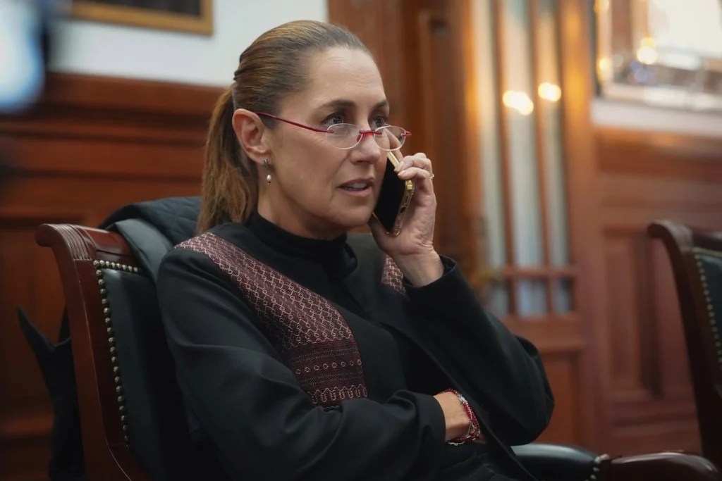 Presidenta de México habla por teléfono.
