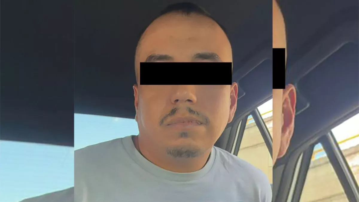 Samuel Ramírez Jr., detenido y con cintillo cubriendo los ojos