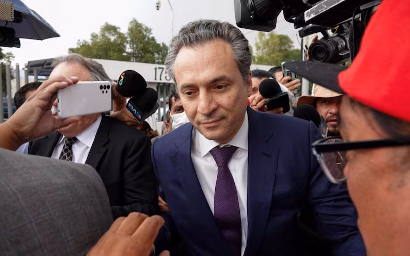 Político mexicano entre medios de comunicación.