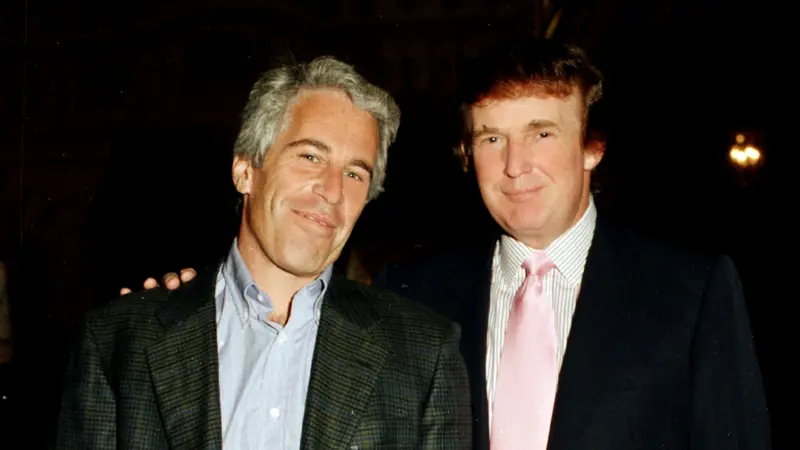 Jeffrey Epstein y Donald Trump posan juntos en una fotografía de archivo durante un evento social en Estados Unidos.