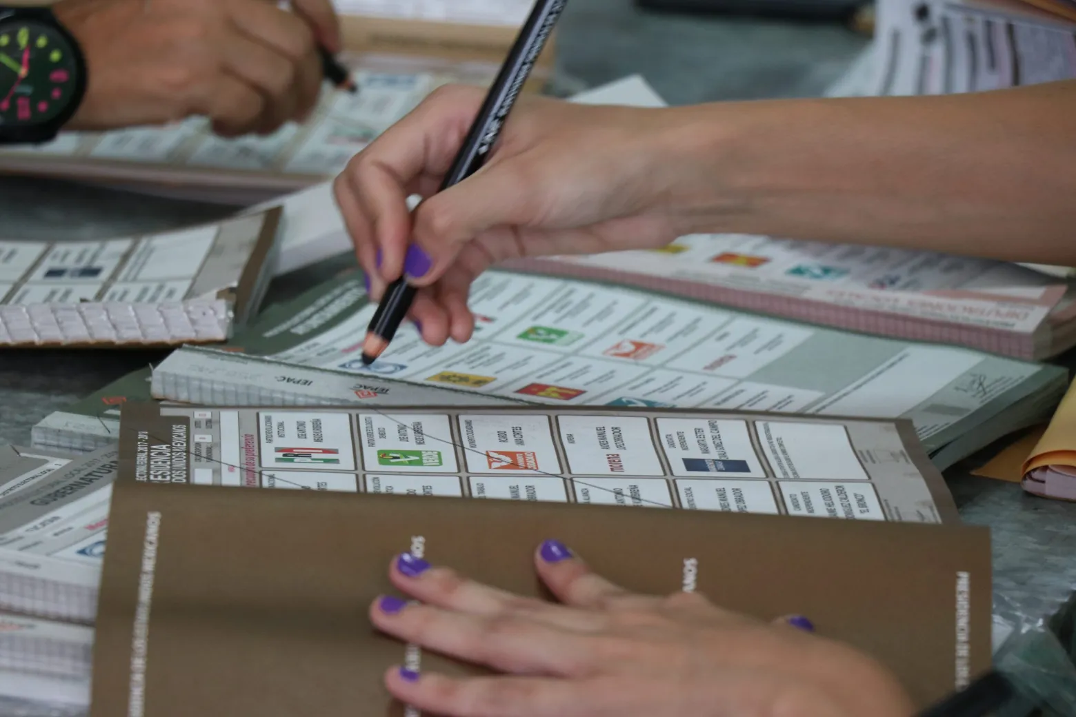 Lápiz llenando boletas electorales de México.
