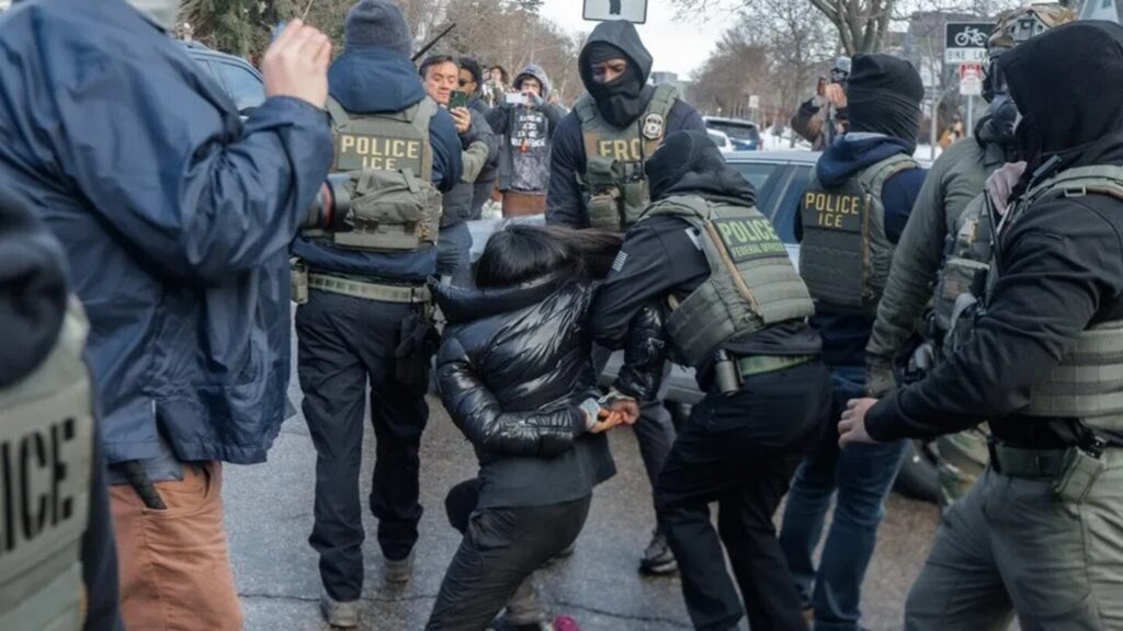 Servicio de Inmigración de EU detiene a una mujer en la calle.