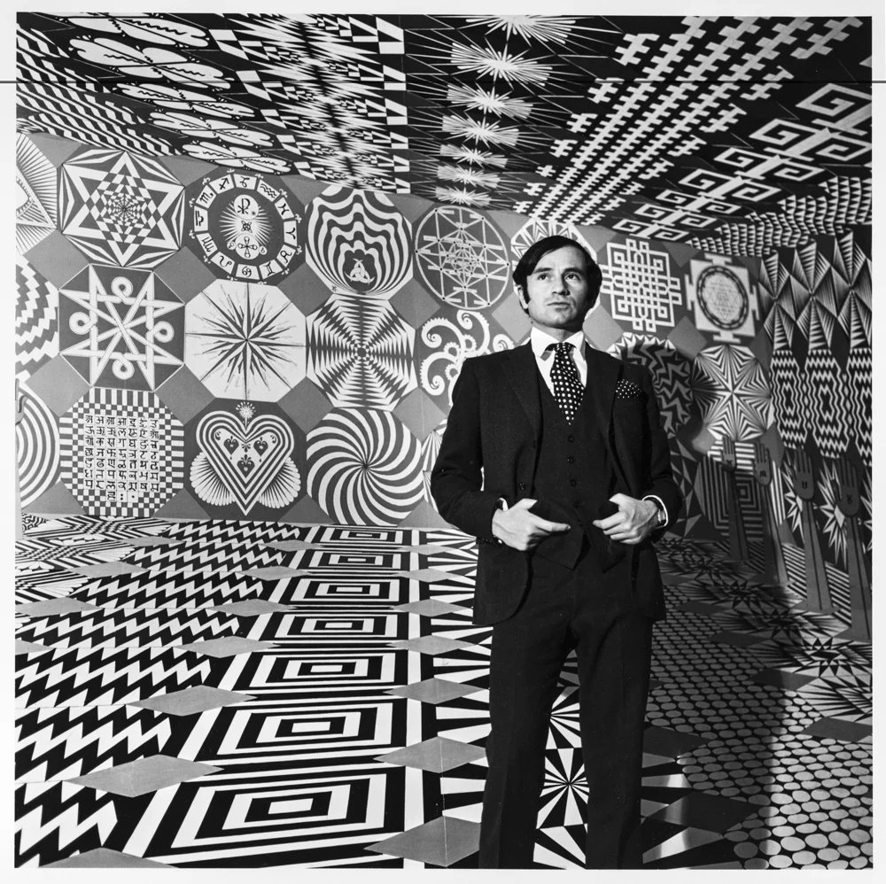 Artista surrealista frente a fondo onírico.