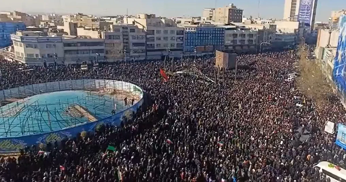 Multitud vestida de negro se congrega en la plaza Enghelab de Teherán para llorar la muerte del ayatollah Ali Jamenei tras bombardeos atribuidos a Israel y Estados Unidos.