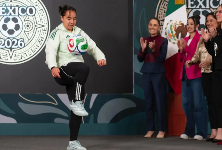 Futbolista mexicana hace dominas con un balón en conferencia.