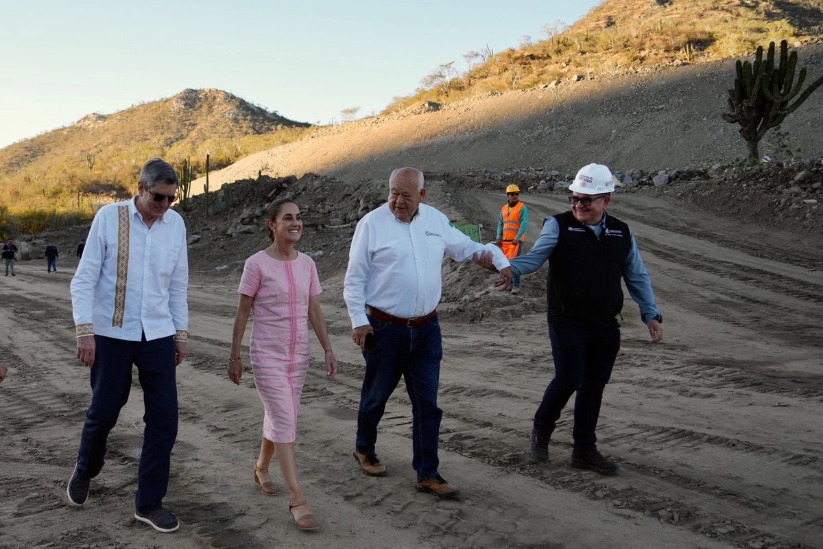 Presidenta de México junto a políticos en gira.