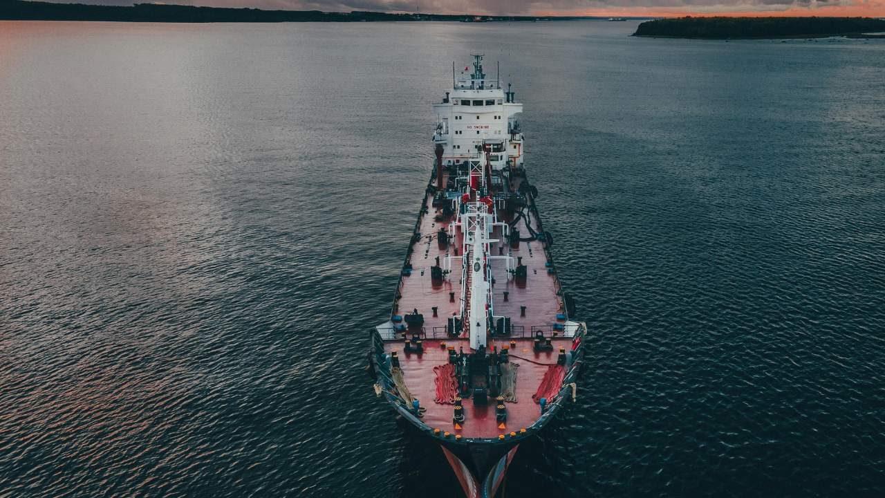 Barco sobre estrecho en Medio Oriente.