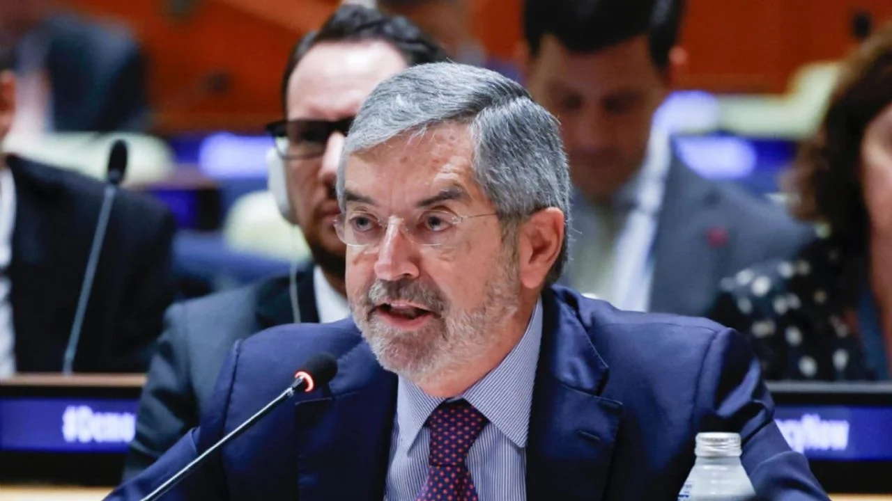 Diplomático mexicano hablando ante micrófono.
