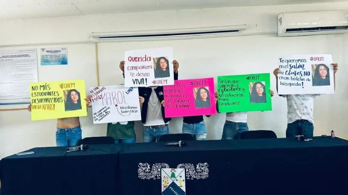 Pancartas en salón de clases en Morelos.
