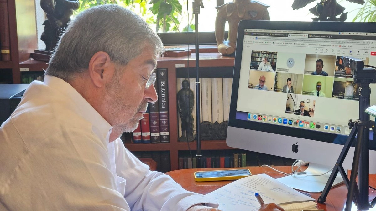Juan Ramón de la Fuente en su escritorio durante llamada virtual.