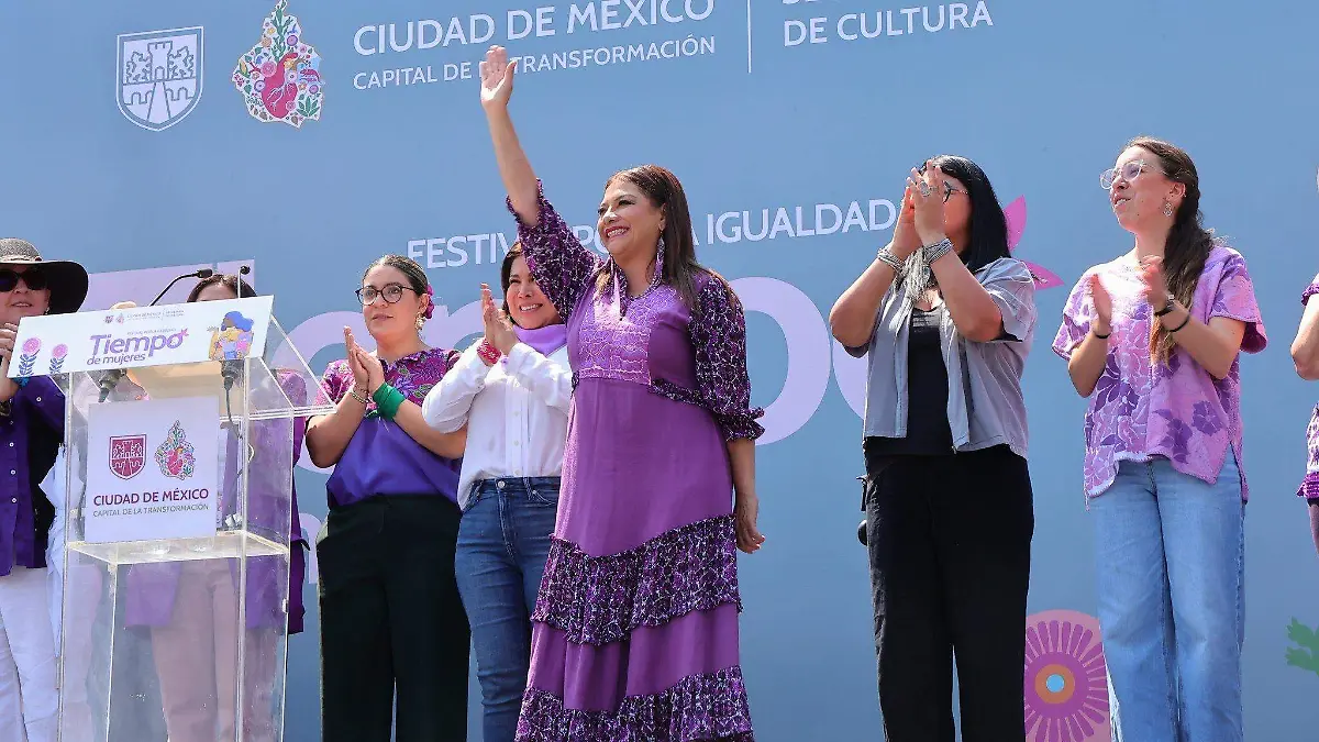 Clara Brugada junto a mujeres en evento en el Zócalo.
