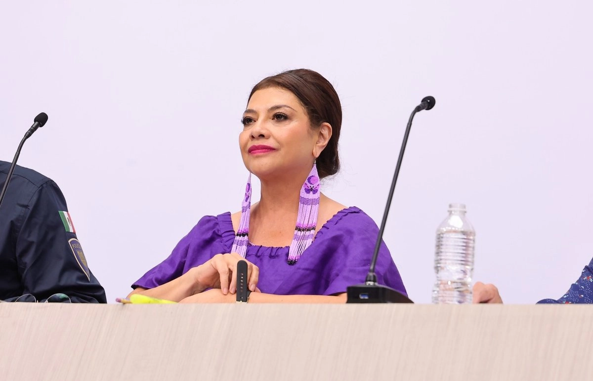 Jefa de Gobierno de CDMX ante micrófono en conferencia.