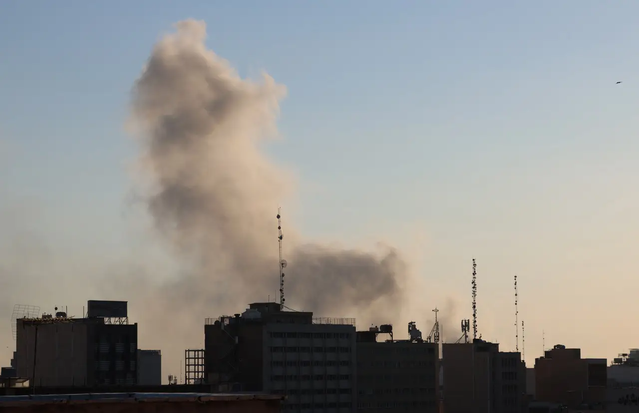 Humo generado por ataques en Irán.