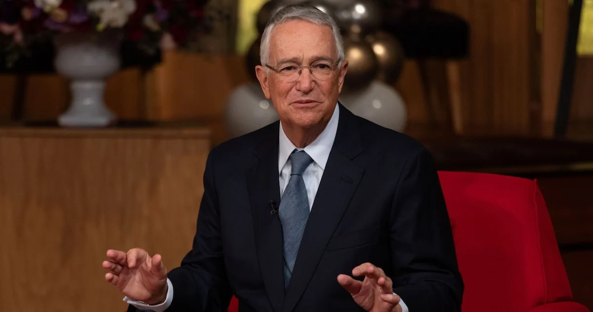 Empresario mexicano haciendo ademán con sus manos.