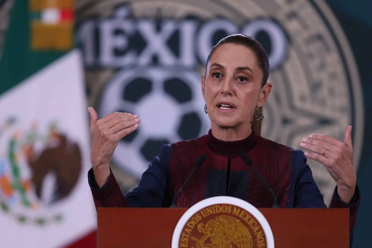 Woman delivering press conference at Mexican podium