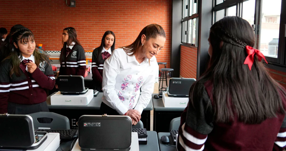 Claudia Sheinbaum convive con jóvenes estudiantes mexicanas.