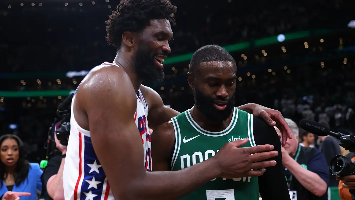 Jaylen Brown recrimina a Joel Embiid por fingir faltas