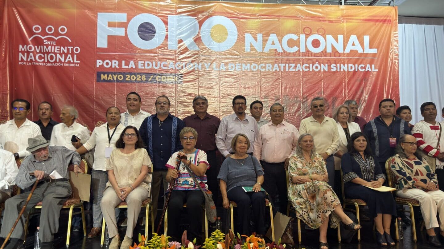 Académicos, líderes sociales y maestros reunidos en el Foro Nacional por la Educación y la Democratización Sindical