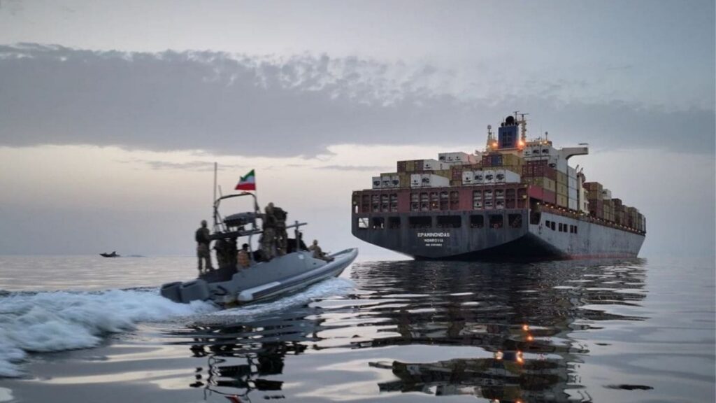 Irán anuncia cierre del estrecho de Ormuz; Estados Unidos asegura que sigue navegación