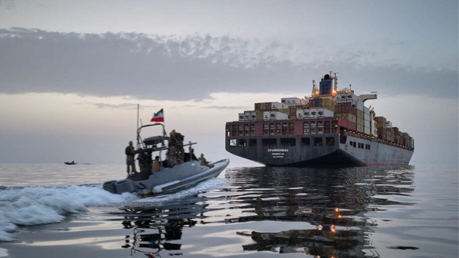 Irán anuncia cierre del estrecho de Ormuz; Estados Unidos asegura que sigue navegación