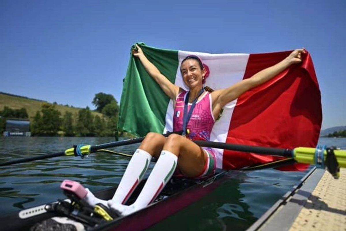 Kenia Lechuga celebra la medalla de oro obtenida en la Copa del Mundo de Remo de Lucerna