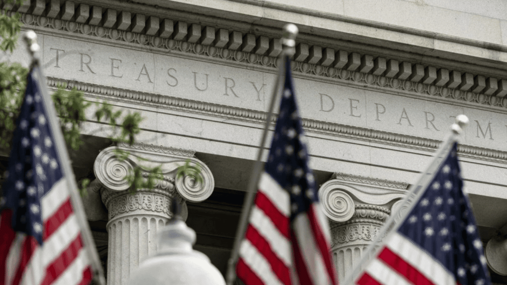 Fachada del Departamento del Tesoro de Estados Unidos con banderas estadounidenses al exterior del edificio.Foto: @USTreasury / X