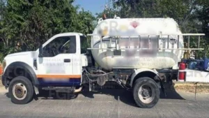 Elementos federales aseguraron una pipa con hidrocarburo y detuvieron a una persona que no acreditó la procedencia legal del combustible. Foto: FGR