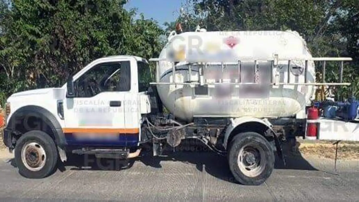 Elementos federales aseguraron una pipa con hidrocarburo y detuvieron a una persona que no acreditó la procedencia legal del combustible. Foto: FGR