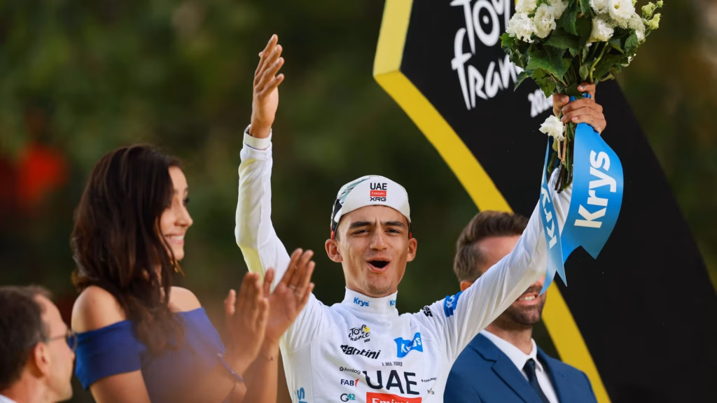 Isaac del Toro celebra su tercer lugar en el Tour de Francia 2026 con el maillot blanco de mejor joven.