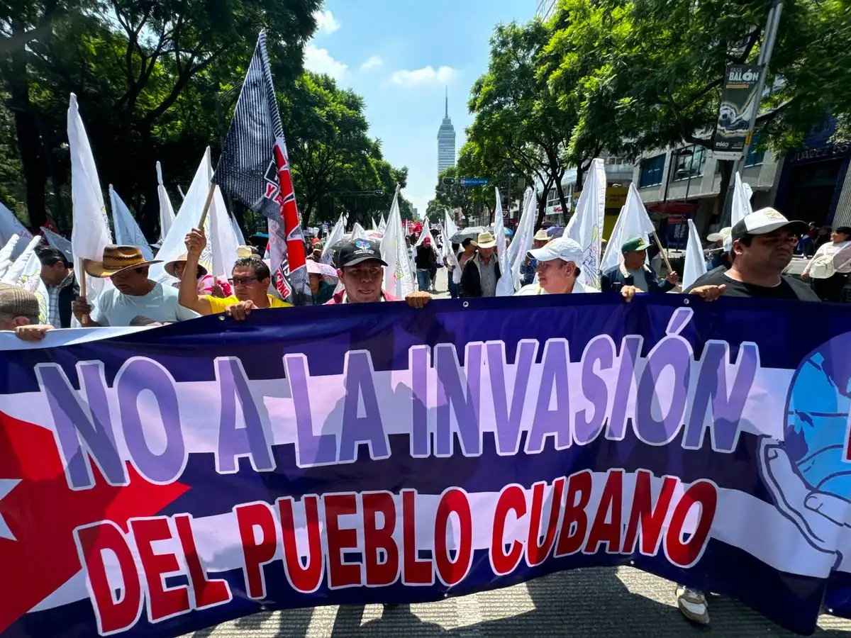 Miles de manifestantes participan en un mitin frente a la antigua embajada de Estados Unidos en Ciudad de México para exigir el fin del bloqueo contra Cuba.