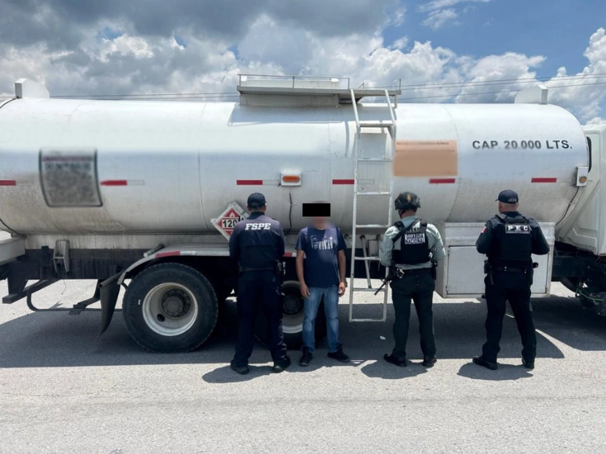 Autoridades de Guanajuato aseguraron un tractocamión con aproximadamente 20 mil litros de combustible presuntamente robado durante un operativo en la carretera federal 57. Foto: X @FSPE_Gto
