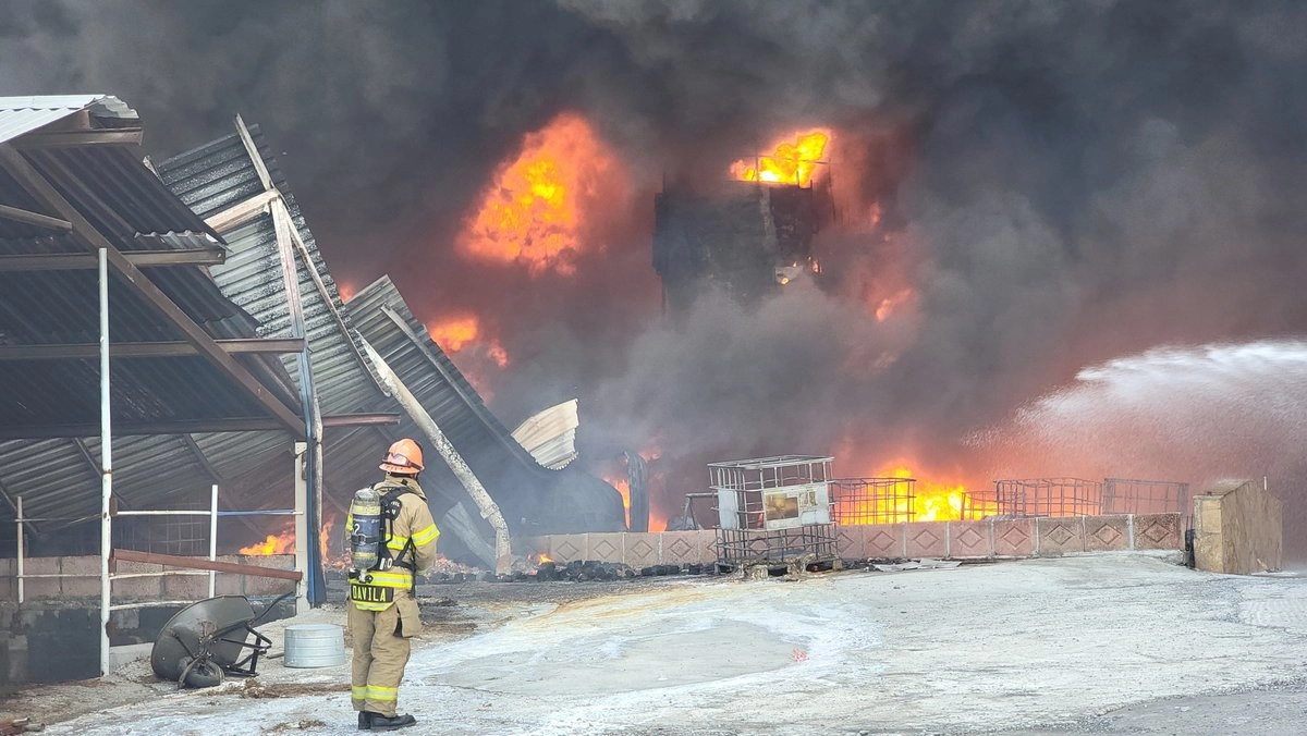Autoridades evacuaron a más de 300 personas por un incendio industrial en Nuevo León. Foto: Protección Civil de Nuevo León / Cortesía