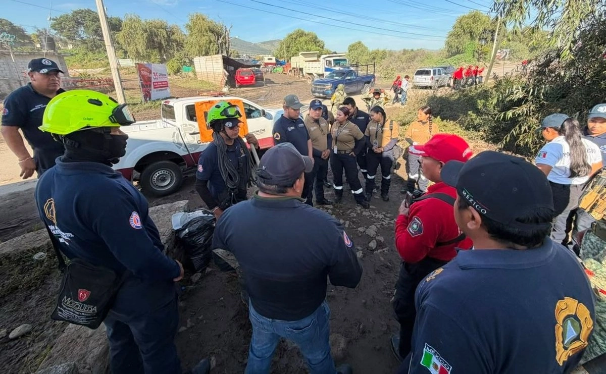 Operativo de rescate en una zona profunda de la gruta Chichicazapan donde cuatro turistas perdieron la vida durante una expedición.