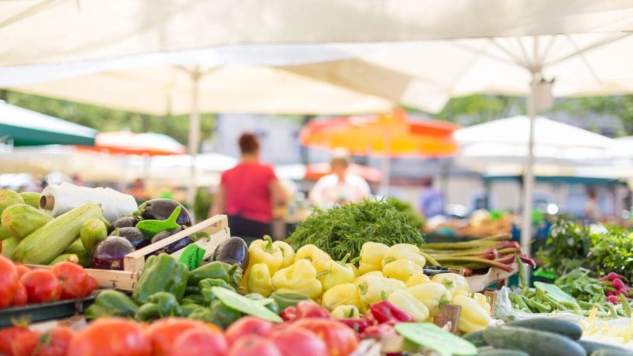 Frutas y verduras en un mercado durante un periodo de inflación en México.
